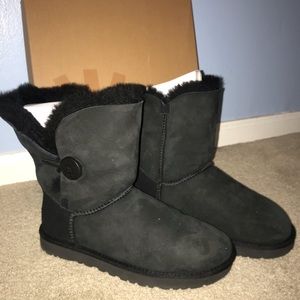 Black bailey button ugg boots